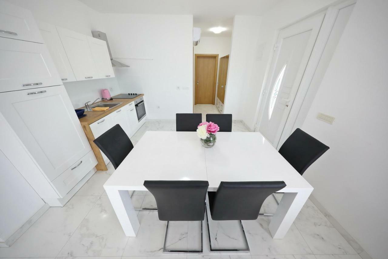Apartmani Vlado Mitar Sukošan Eksteriør billede